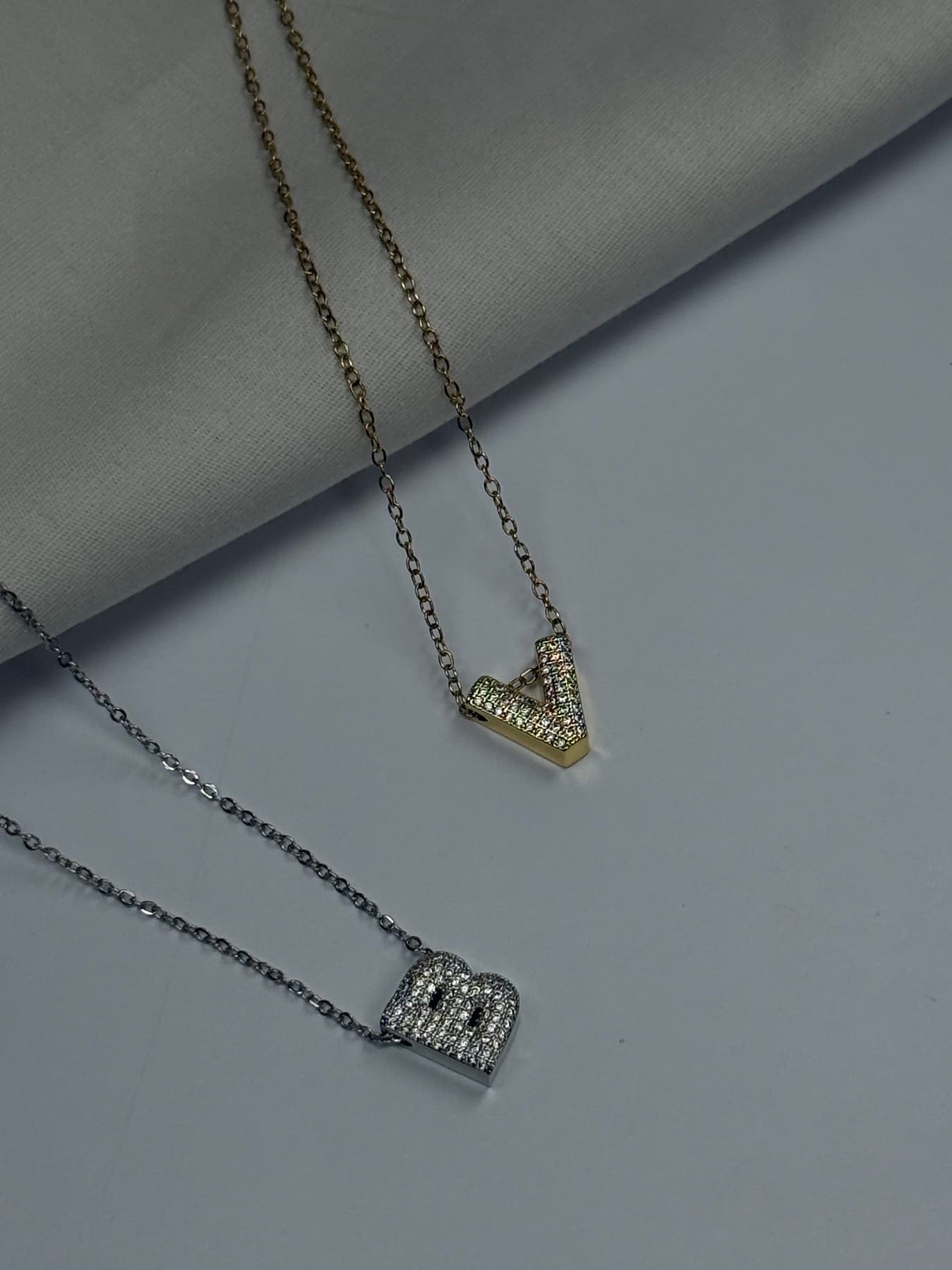 Colar letra V dourado