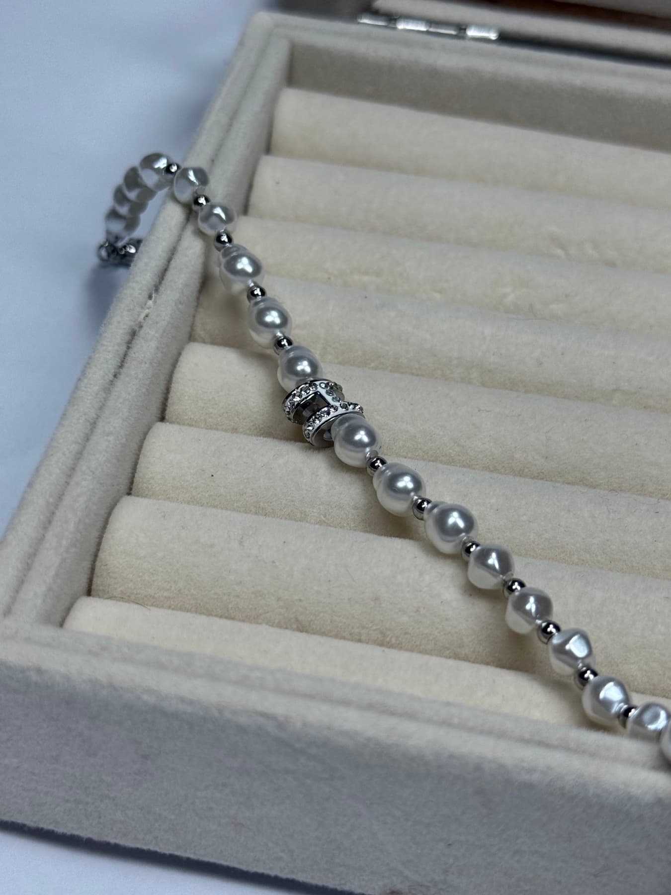 Pulseira delicada com pérolas